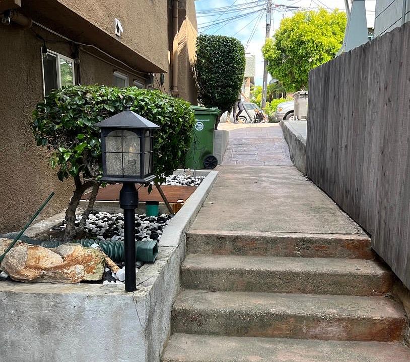 Walkway to front of house