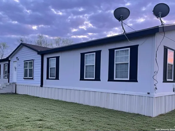 202 S 10th St, Christine, TX 78012