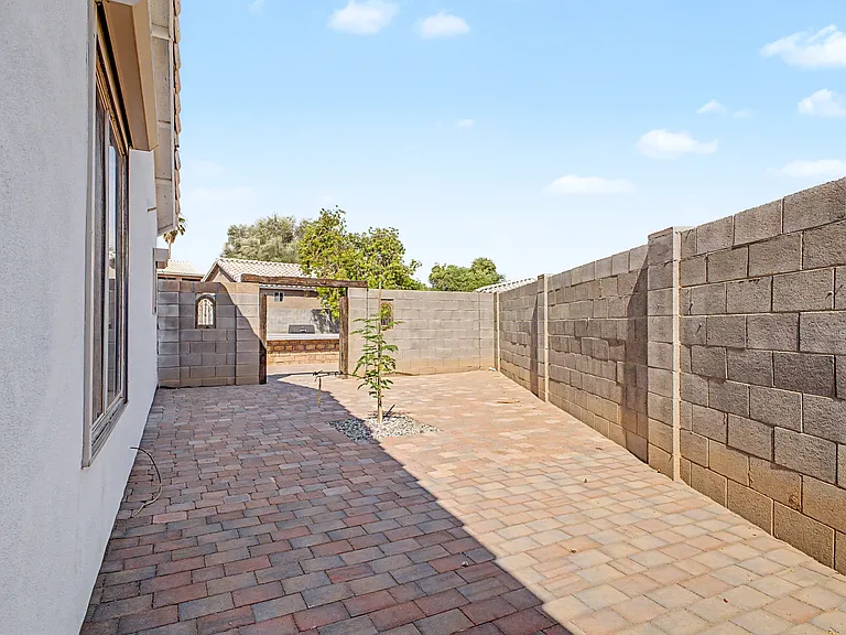 8544 W Holly St — Photo 40