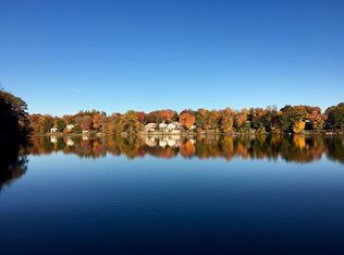 19 Point Dr N, Lake Peekskill, NY 10537