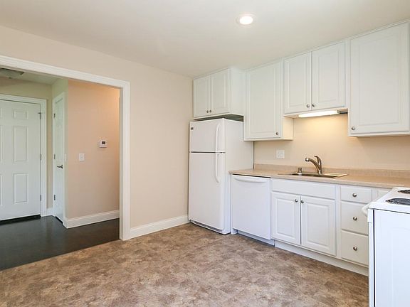 Kitchen facing entryway