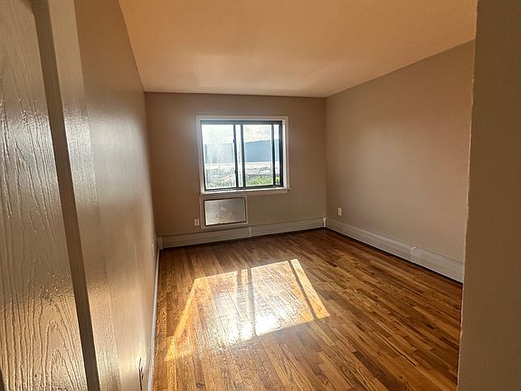 4th image of 227 Hawthorne Ave APT 1