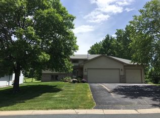 1121 Lake Susan Dr, Chanhassen, MN 55317