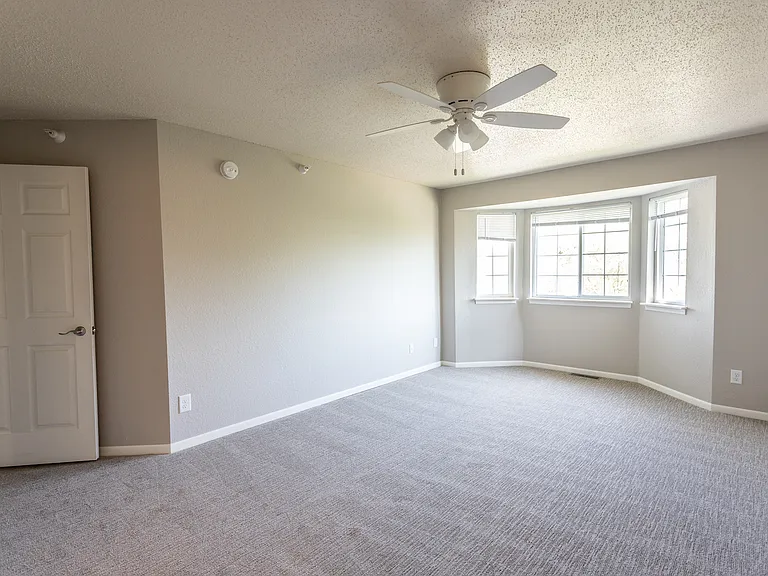 Royal Oak Apartments — Photo 12