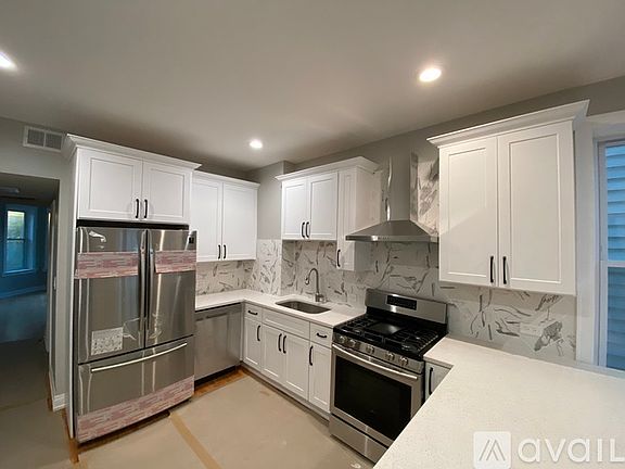 3rd image of 3141 N Oakley Ave APT 2