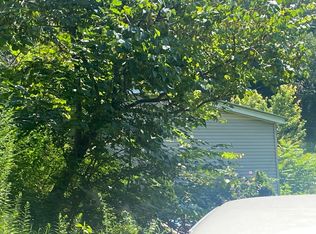 136 Hembree Ln, Caryville, TN 37714