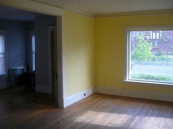 3rd image of 1201 Lake Dr SE