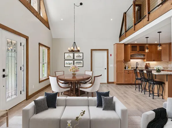 87 River Road, Topsham, ME 04086