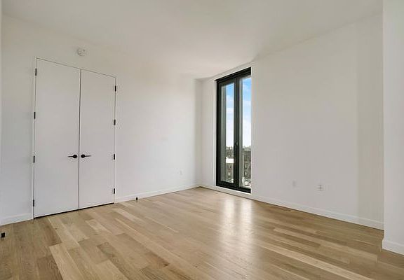 4th image of 329 Broadway #7005