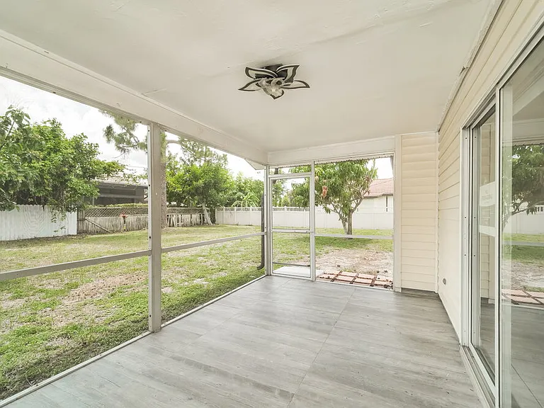 2122 SE 6th Ln — Photo 8