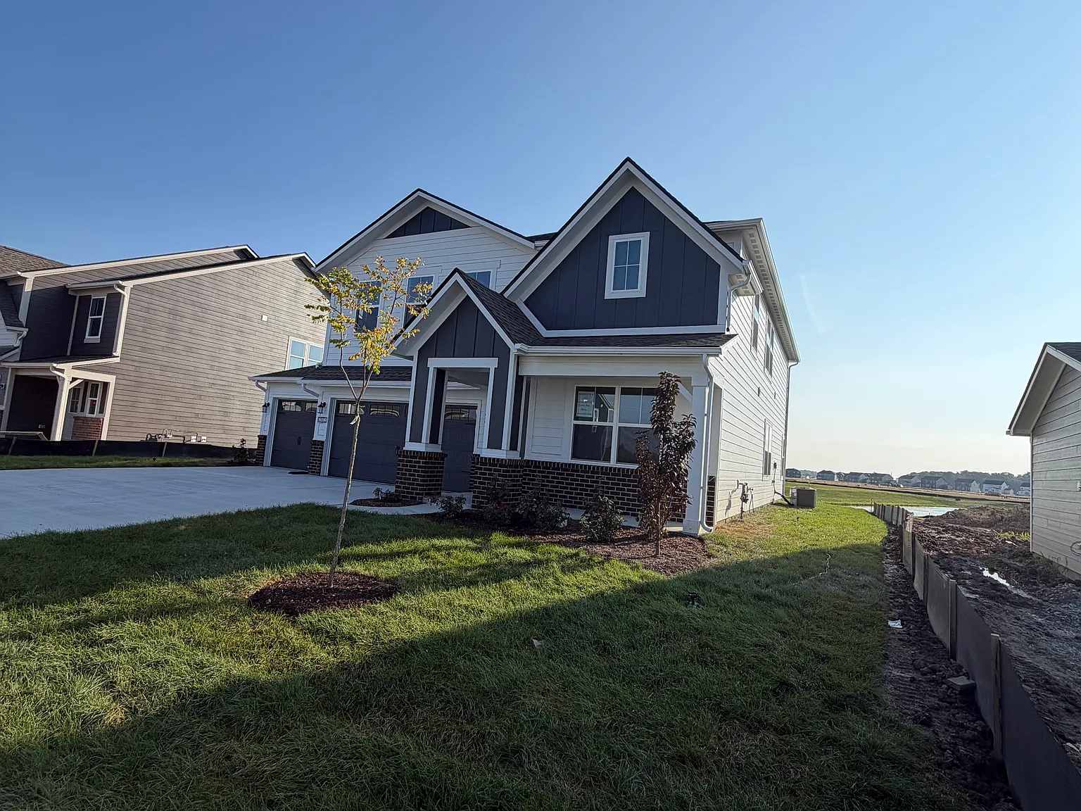 5 bed, 2736 sqft, $2,995 — Photo 2