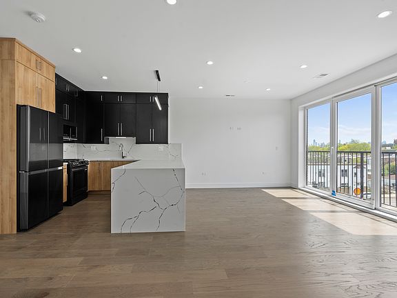 3rd image of 3008 W Belmont Ave #3