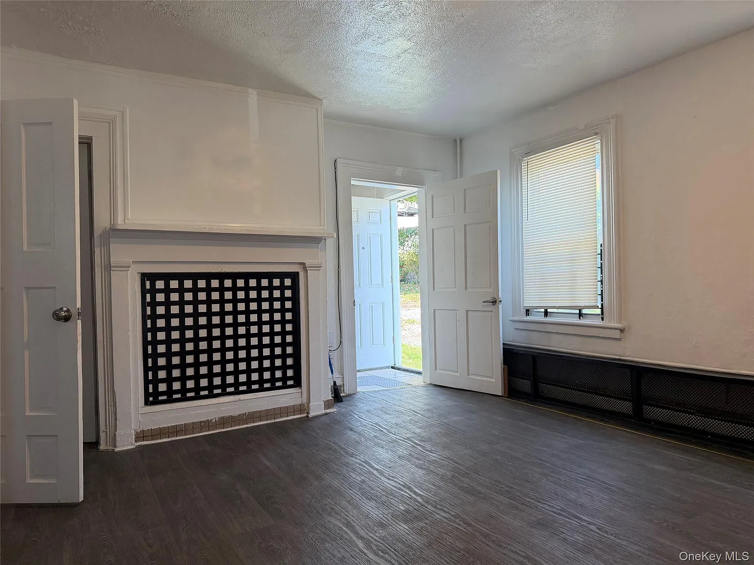 3 bed, 1.0 bath, 700 sqft, $2,950 — Photo 3