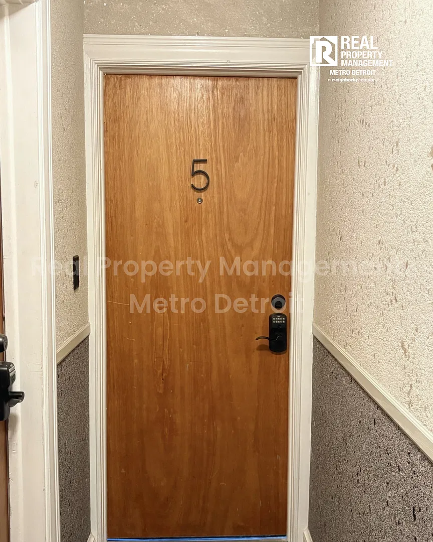 Beautifully Renovated Downtown Apartment! — Photo 2
