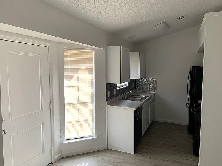 2410 Grasslands Dr — Photo 12