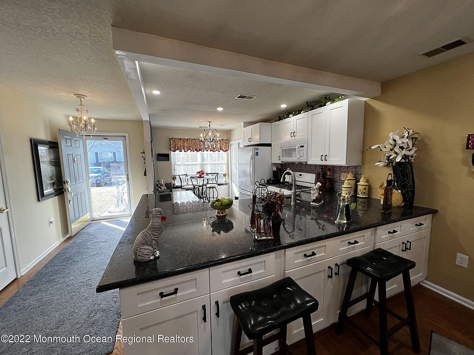 1st image of 3 Sunnyfield Ln