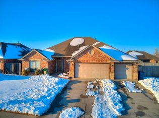 537 W Hunters Court Way, Mustang, OK 73064