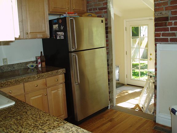 4th image of 218 S Clarkson St