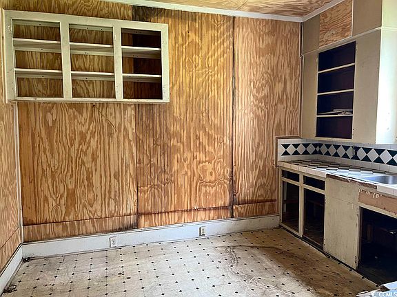 3rd image of 107 W Baptist St.