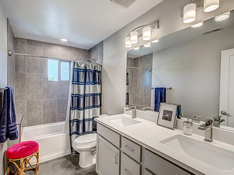 2nd floor full bathroom