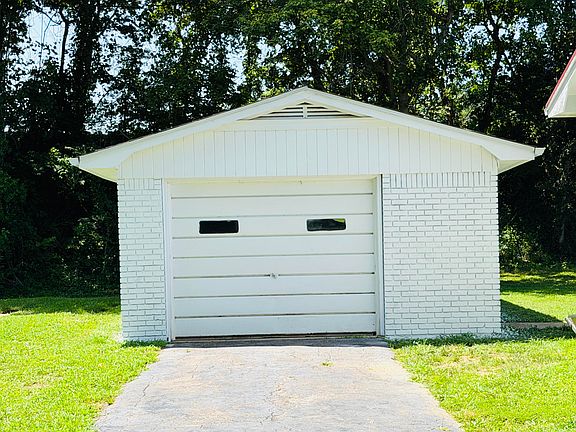4th image of 1712 Sycamore Dr