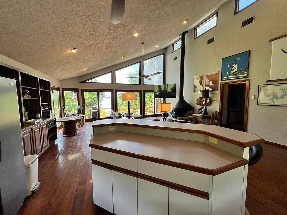 545 Lakeview Dr