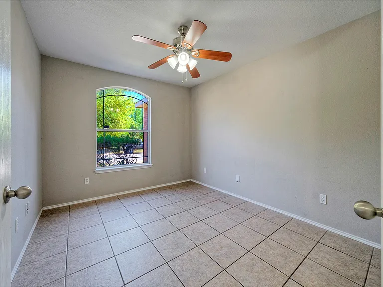 913 Dexter Dr — Photo 13