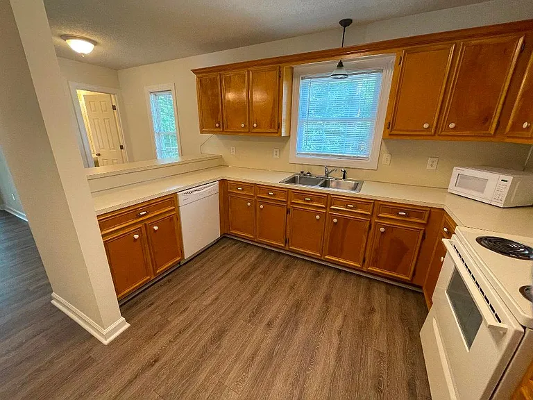 605 Avery St — Photo 12