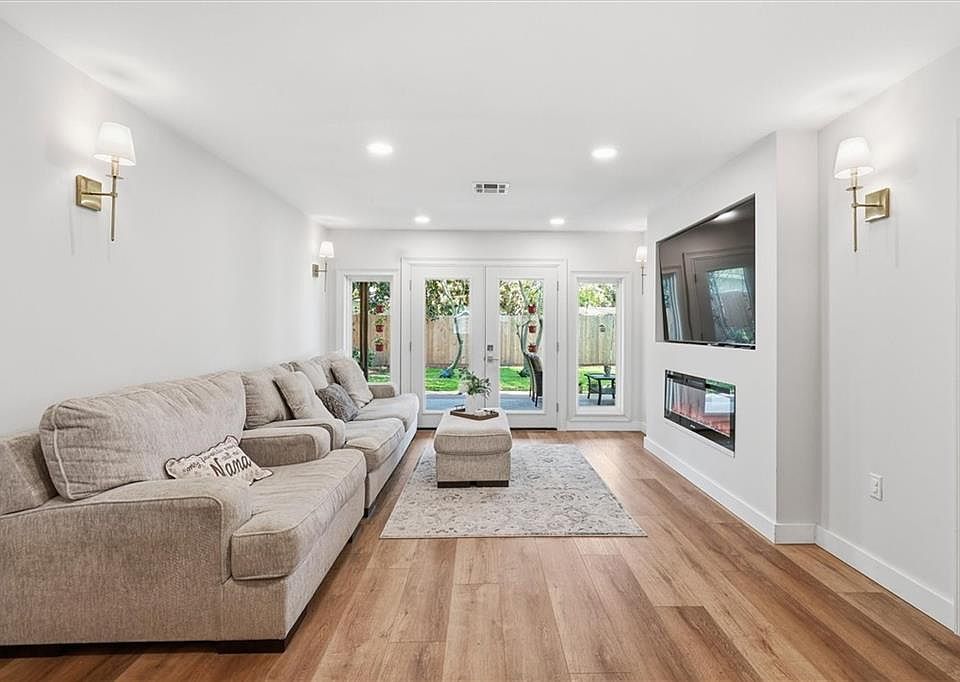 1st image of 1914 Fordham Pl