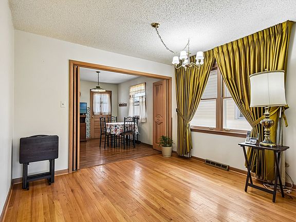 5th image of 1527 Clarence Ave