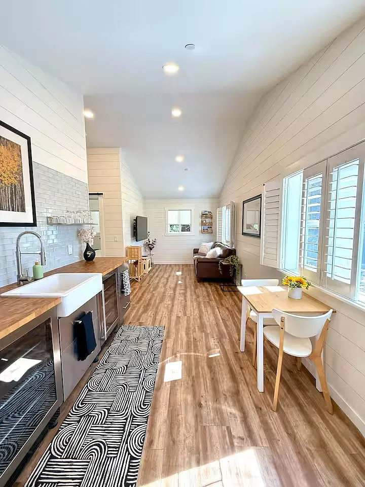 1 bed, 550 sqft, $2,200 — Photo 2