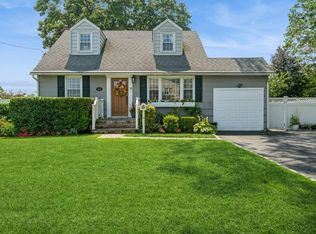 369 S 16th St, Lindenhurst, NY 11757