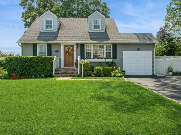 369 S 16th Street, Lindenhurst, NY 11757