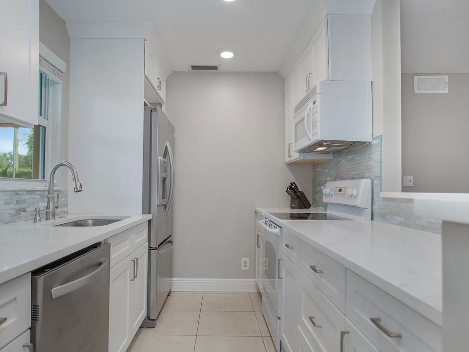 1st image of 221 Cypress Way E
