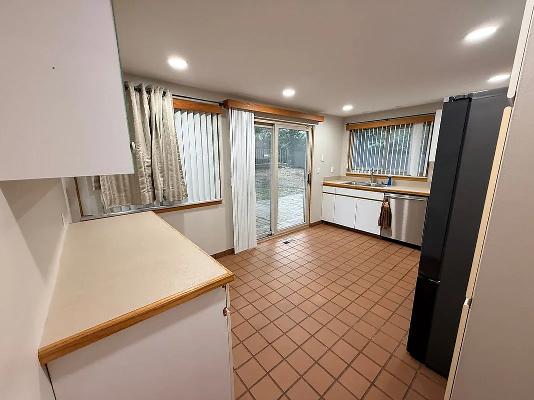 3 bed, 2.0 bath, 2644 sqft, $3,000 — Photo 3