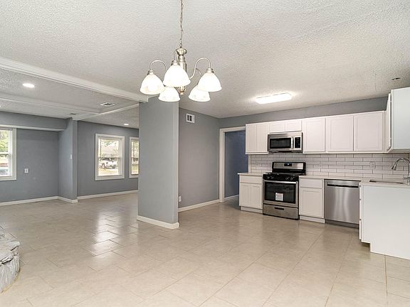 4th image of 1711 Lynn Dr