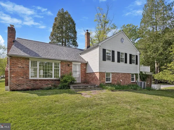 424 Heatherwood Ln, Devon, PA 19333