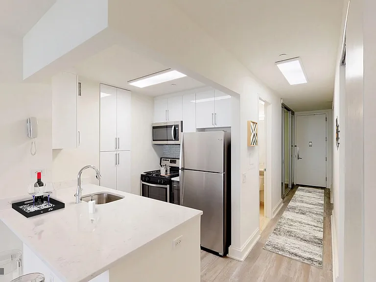 10 Hanover Square — Photo 1