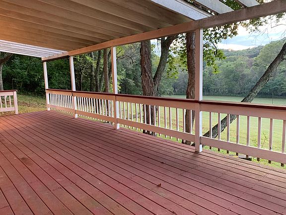 Large front deck - viewing for wildlife, to chill, and enjoy nature.
