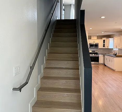 3rd image of 427 1/2 N Heliotrope Dr