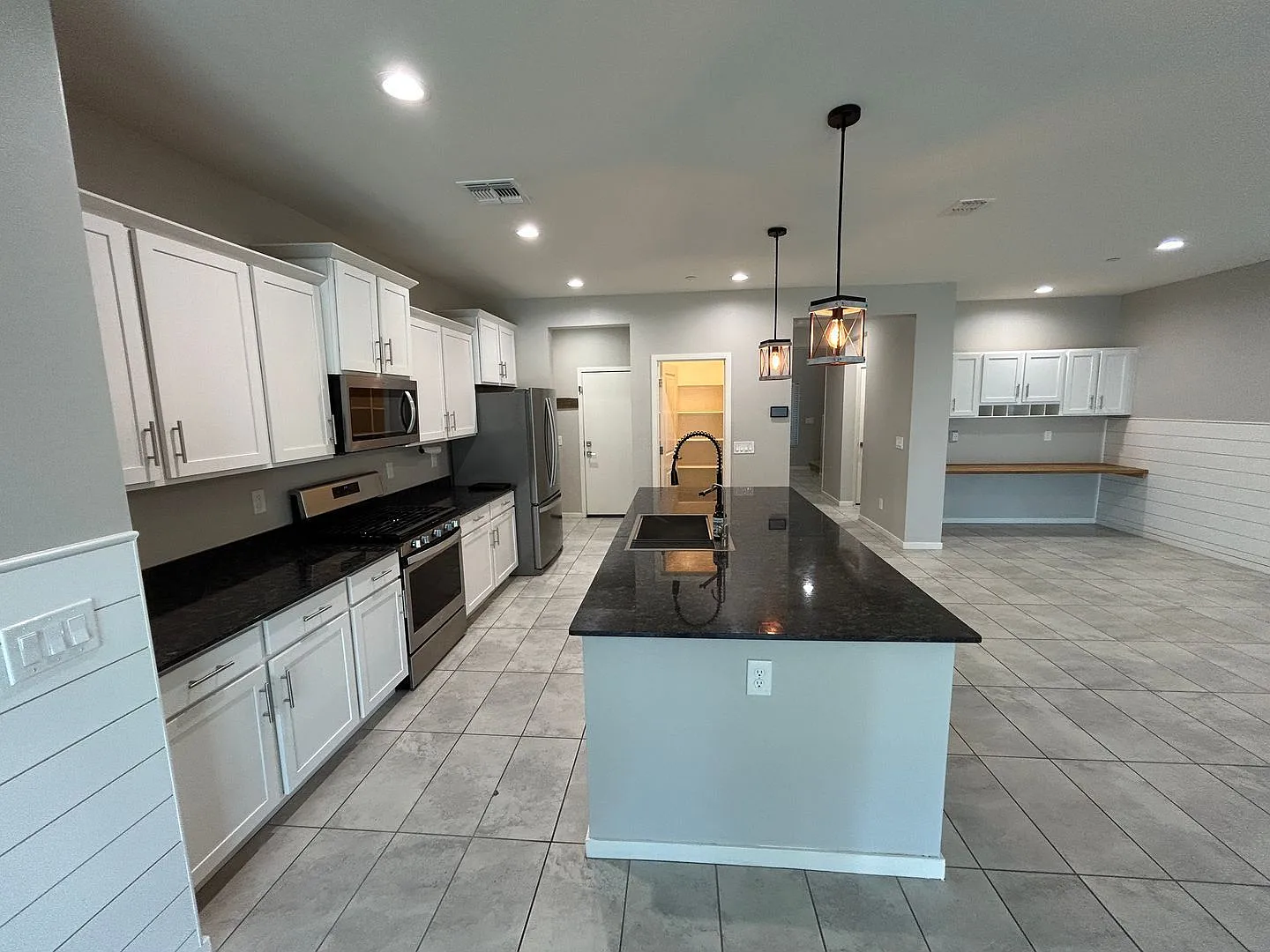 4 bed, 2.5 bath, 2932 sqft, $2,700 — Photo 4