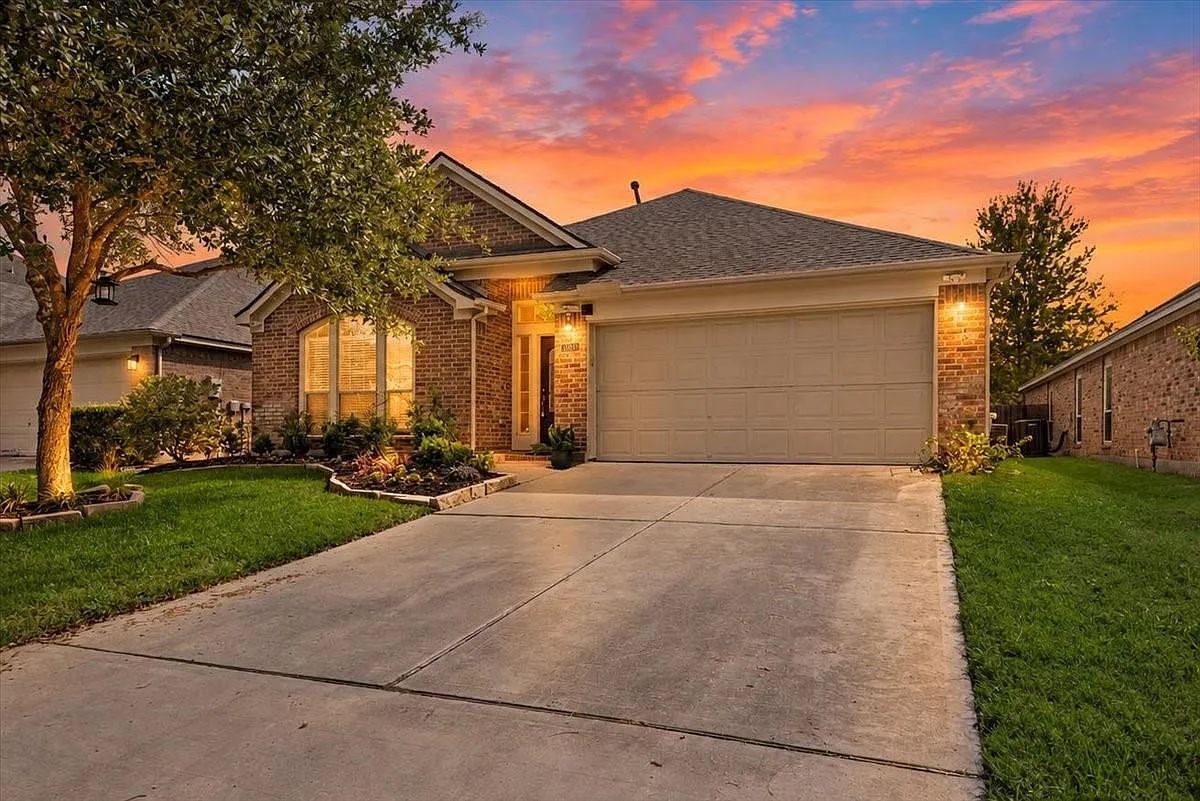 4 bed, 2.0 bath, 2215 sqft, $2,400 — Photo 1