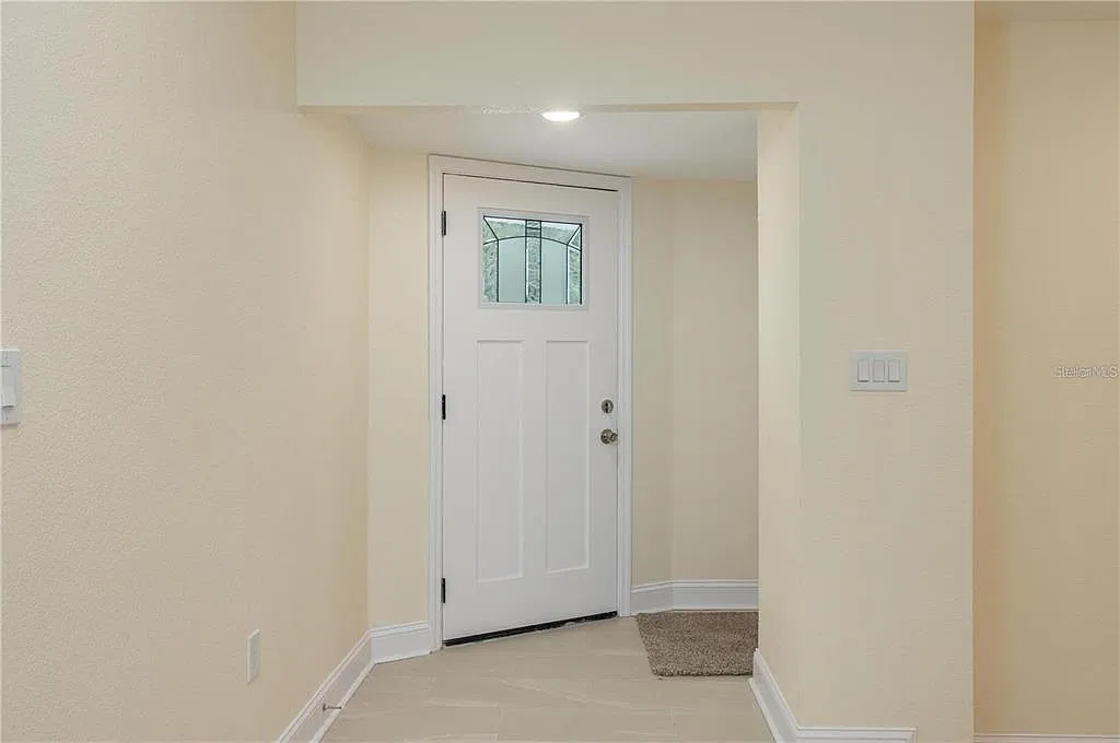 4 bed, 2.0 bath, 2283 sqft, $2,400 — Photo 3
