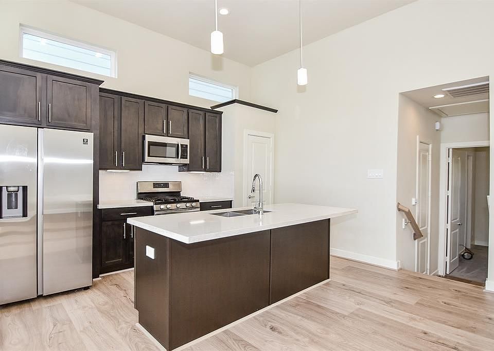 1st image of 135 Knightsbridge Park Ln