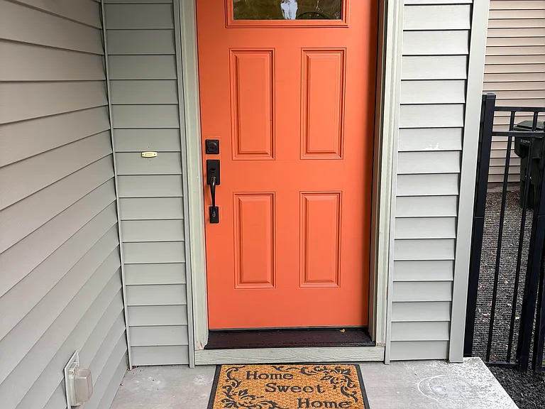 1928 N Justin Ave — Photo 2