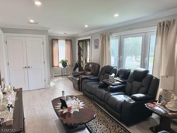 3rd image of 170 Mount Pleasant Ave