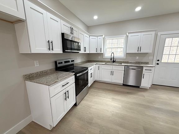 5th image of 821 Pine Tree Rd