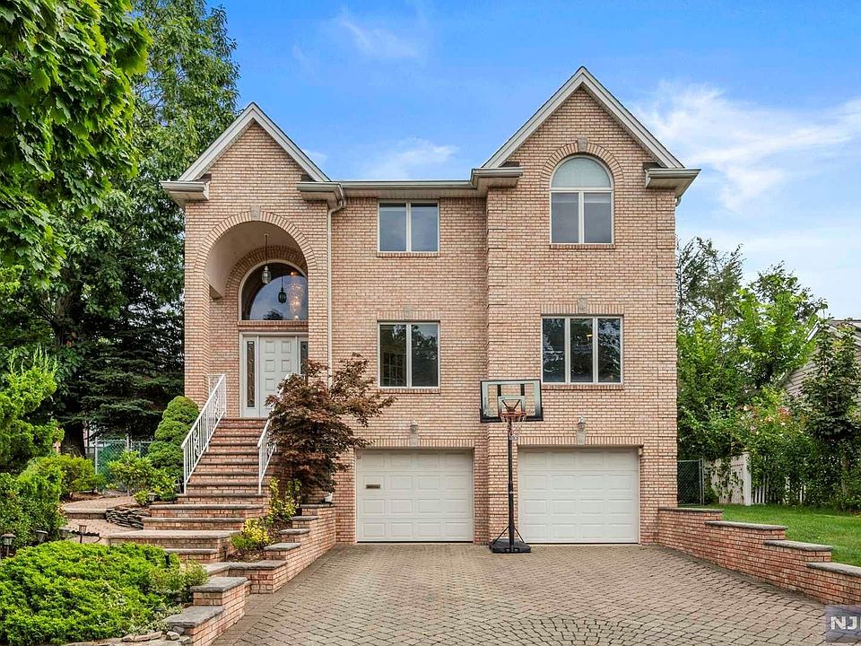 1st image of 251 Riverdale Dr
