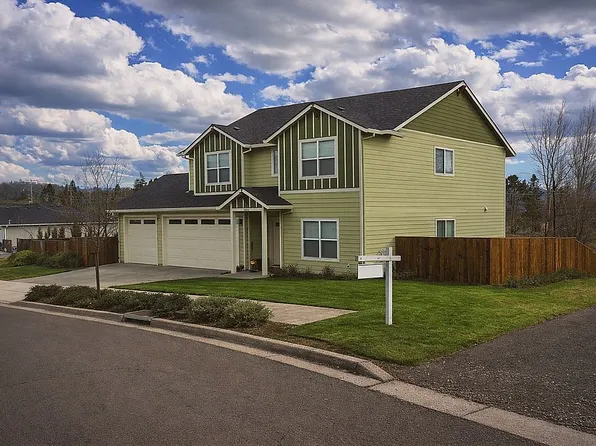 1004 Ruby Meadows Dr, Eagle Pt, OR 97524