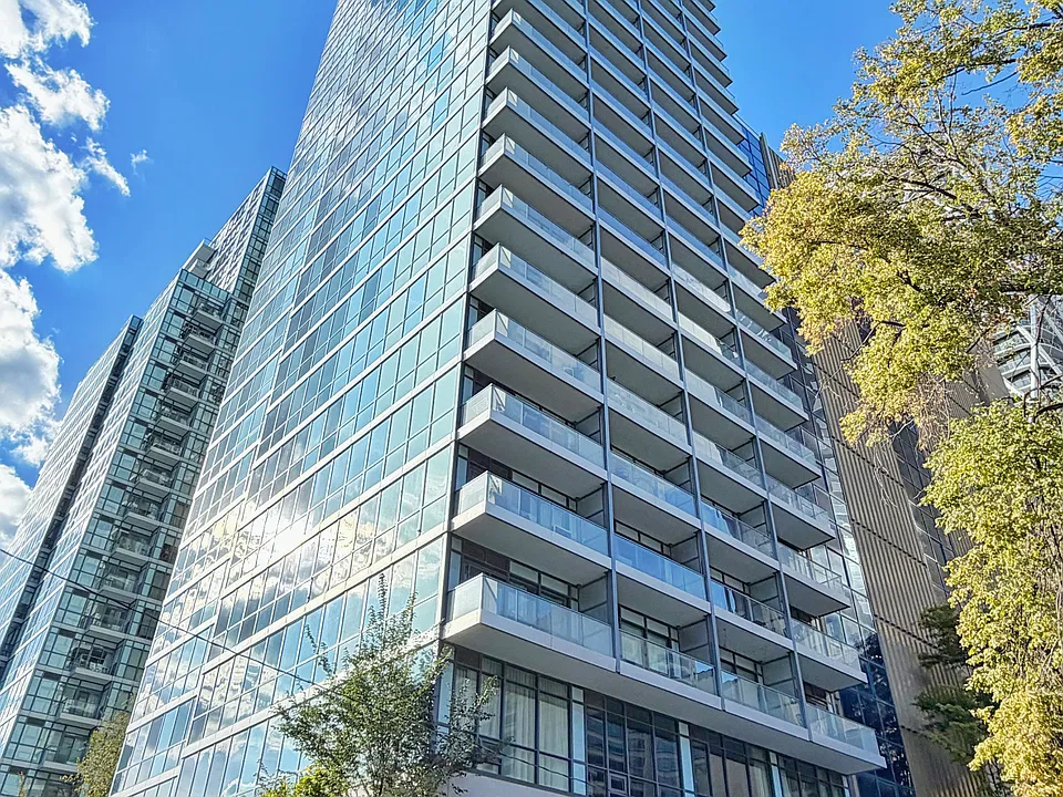 210 Simcoe St #2308